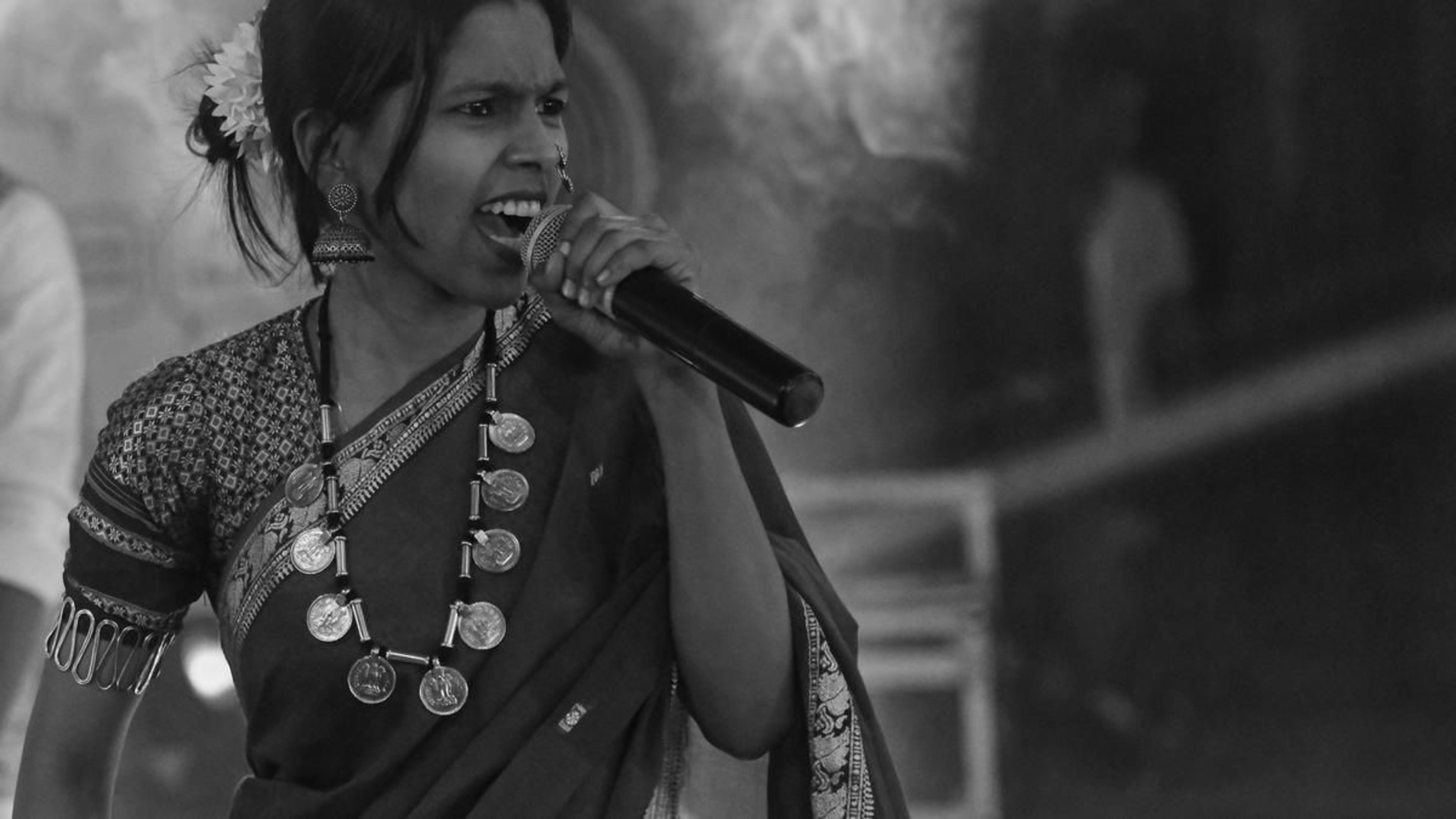 आदिवासी रैपर माही जी: गानों से बदल रहीं भारतीय हिप-हॉप की पहचान