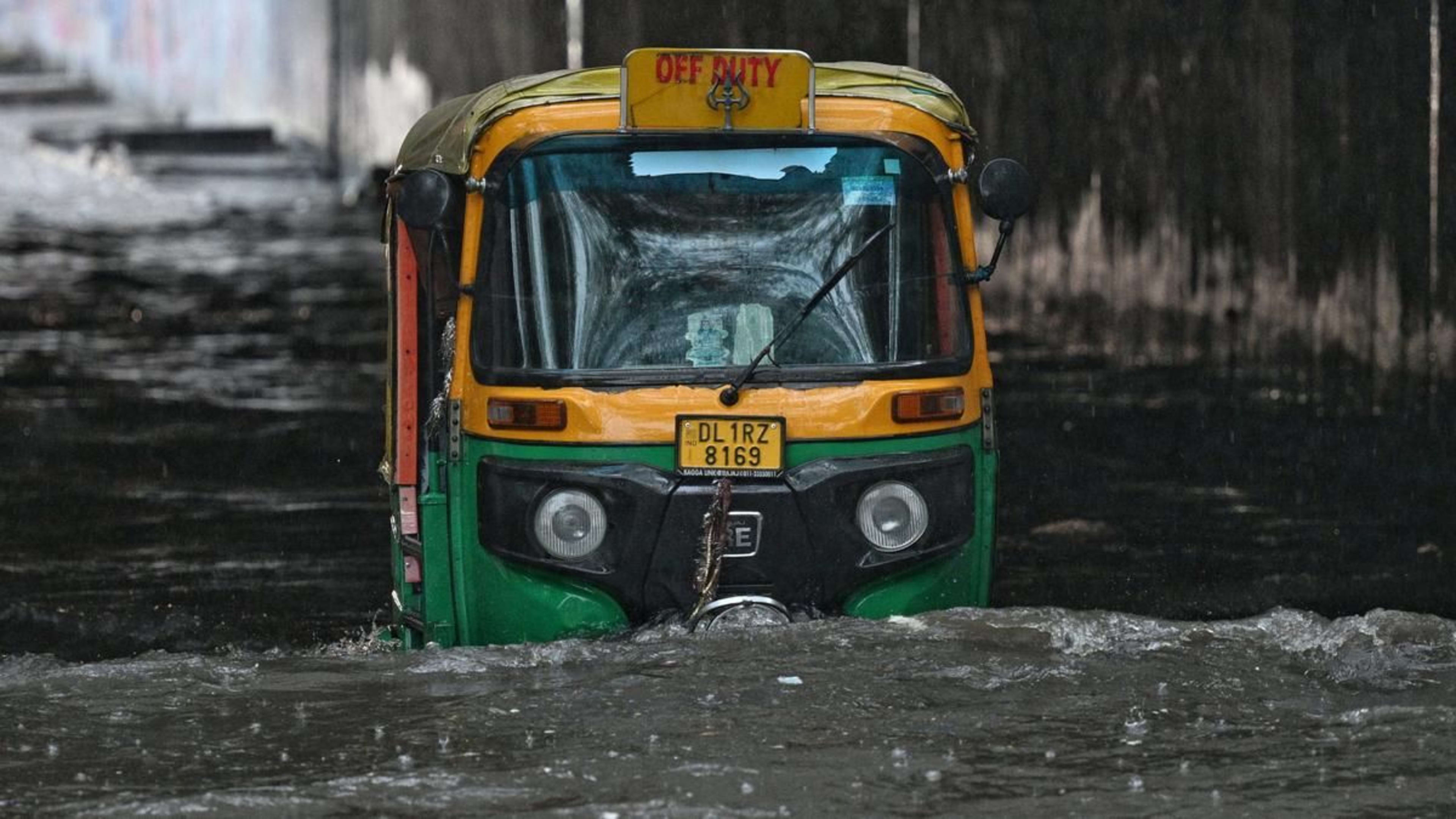 दिल्ली में भारी बारिश से जनजीवन अस्त-व्यस्त, यमुना खतरे के निशान के करीब