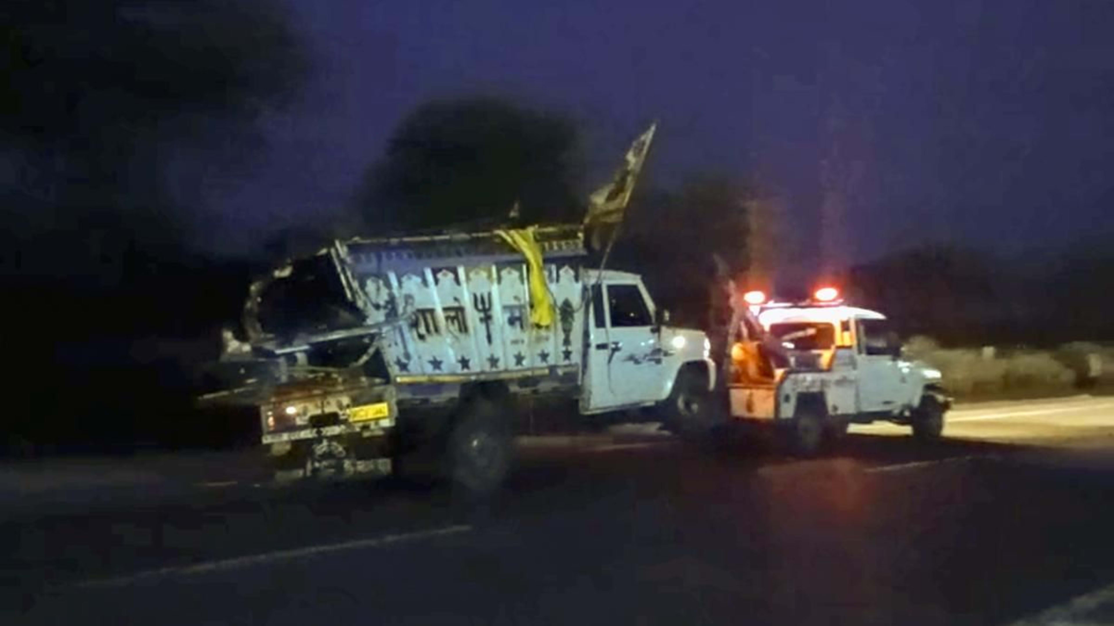 दौसा में भीषण सड़क हादसा: पिकअप वैन ट्रक से टकराई, 7 बच्चों सहित 11 की मौत, 8 घायल