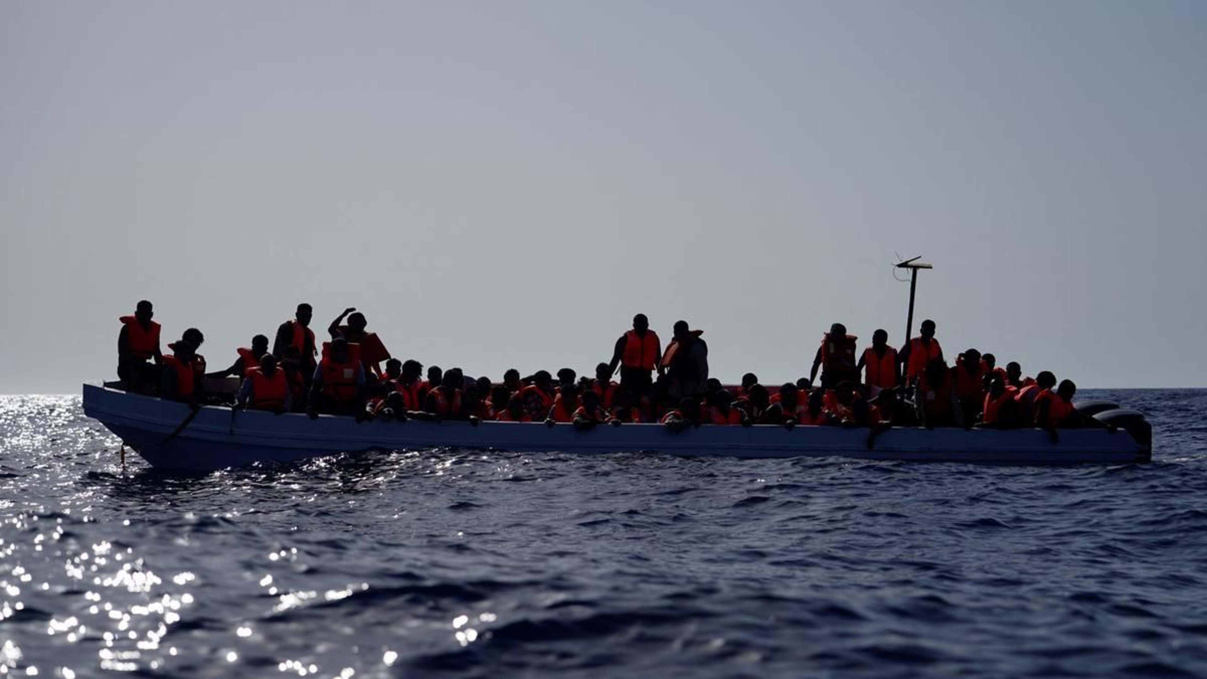 इटली में प्रवासियों से भरी नाव डूबी, 20 की मौत