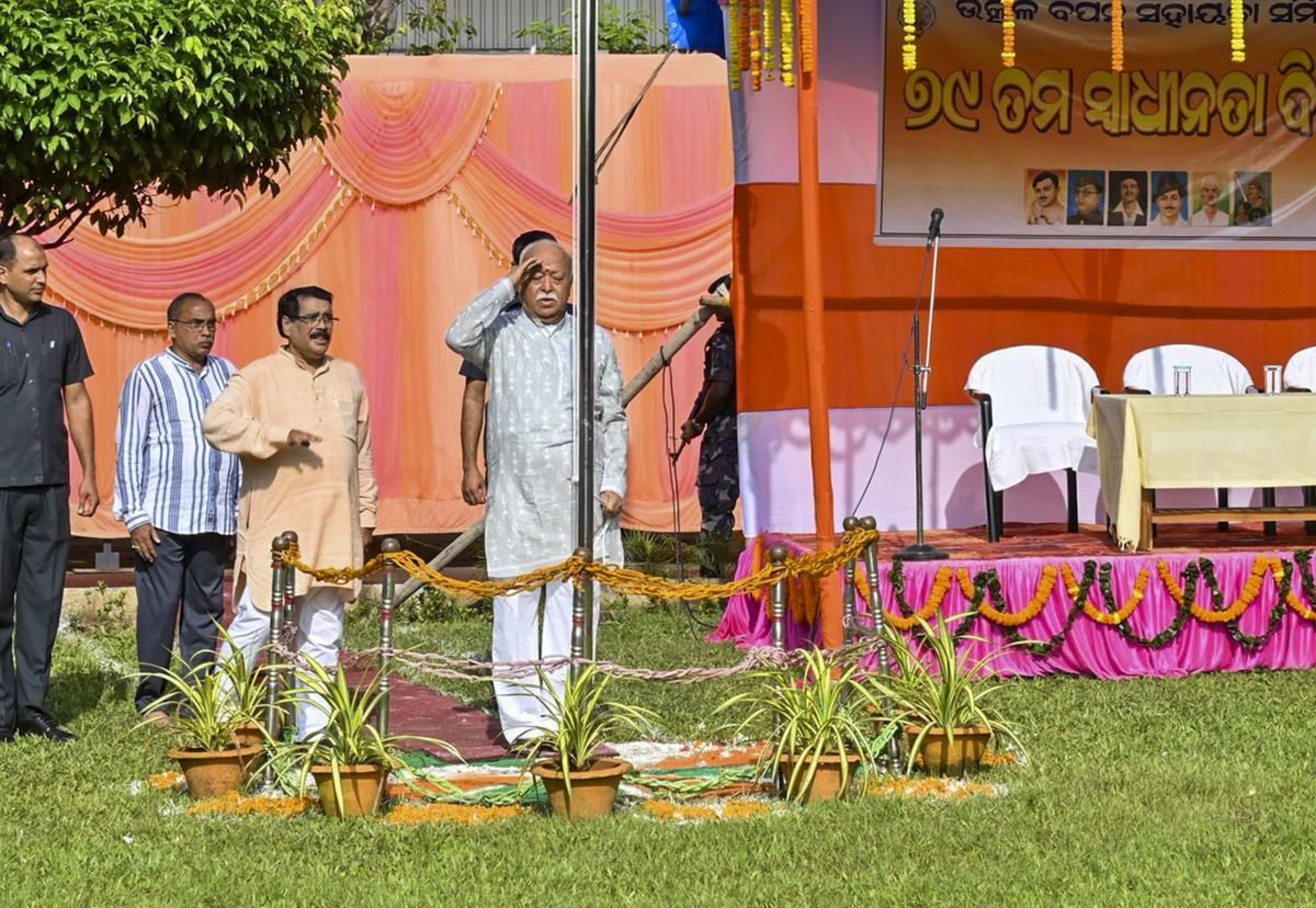 दुनिया की समस्याओं का समाधान दे भारत, स्वतंत्रता बनाए रखने के लिए बलिदान ज़रूरी: मोहन भागवत