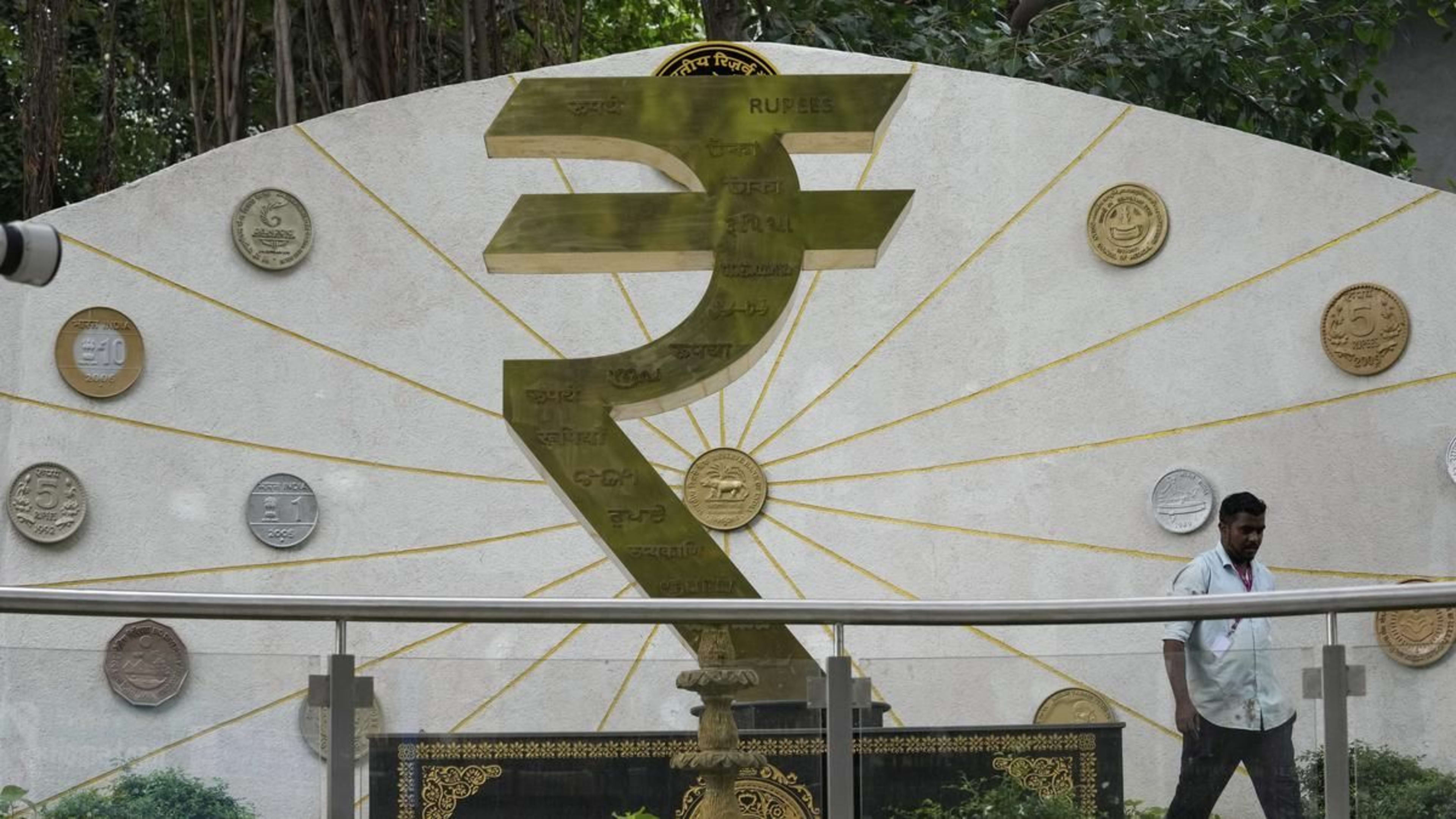 डॉलर के मुकाबले रुपया 10 पैसे टूटा, 87.57 पर बंद