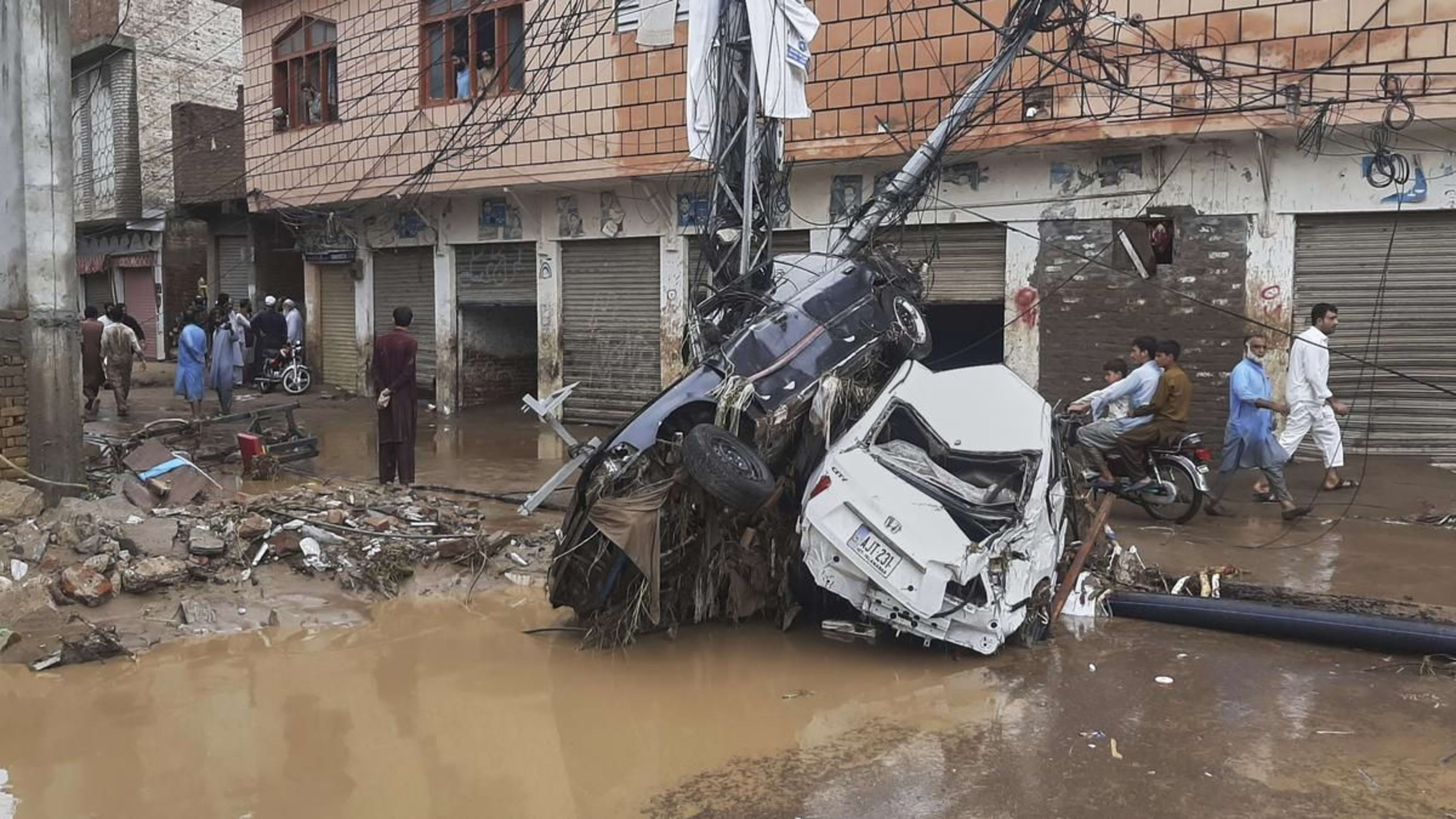 पाकिस्तान में बाढ़ का कहर: खैबर पख्तूनख्वा में 300 से ज़्यादा मौतें