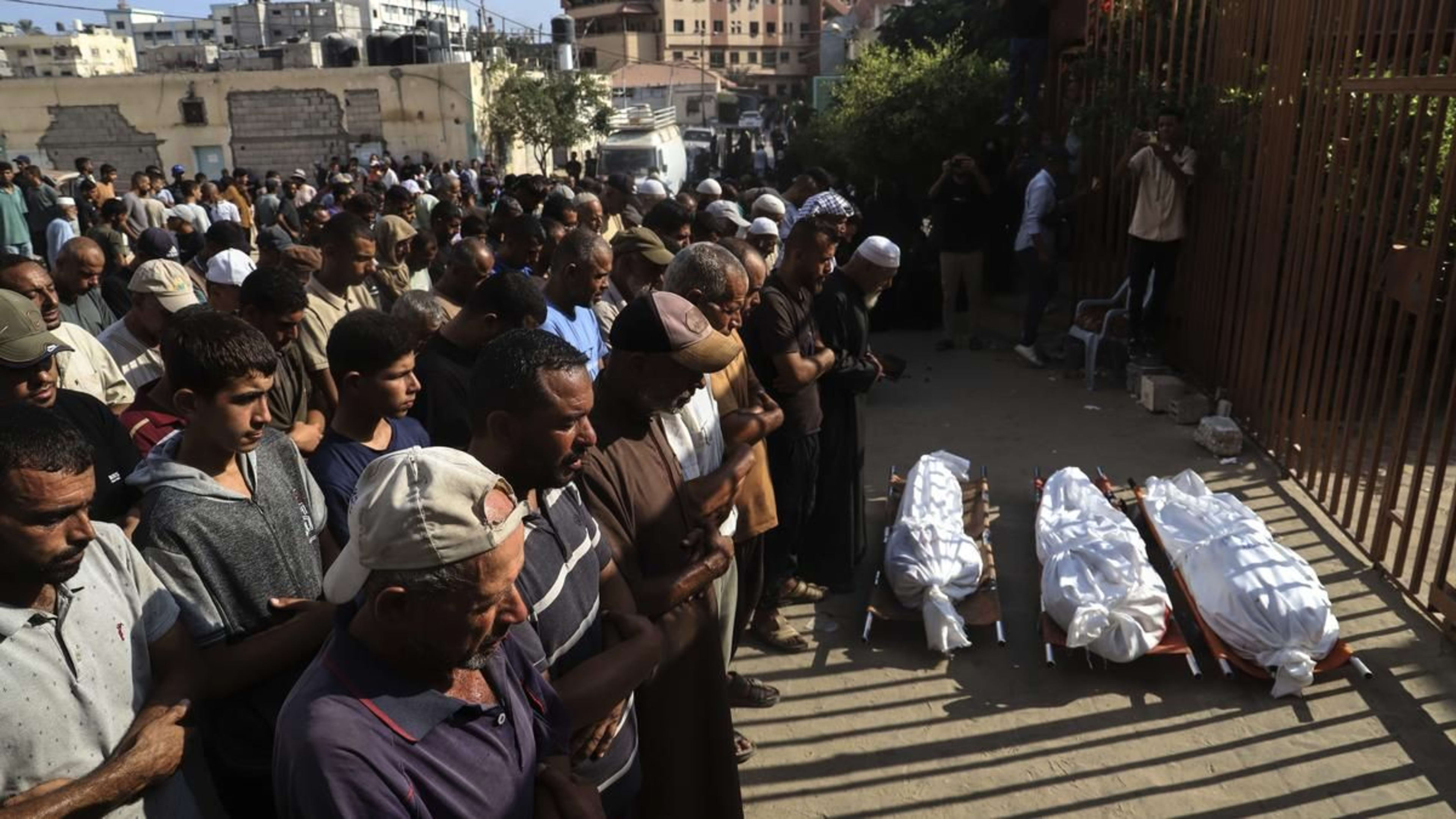 गाजा में इजरायली हमलों में 25 की मौत, अकाल की चेतावनी से बढ़ा दबाव