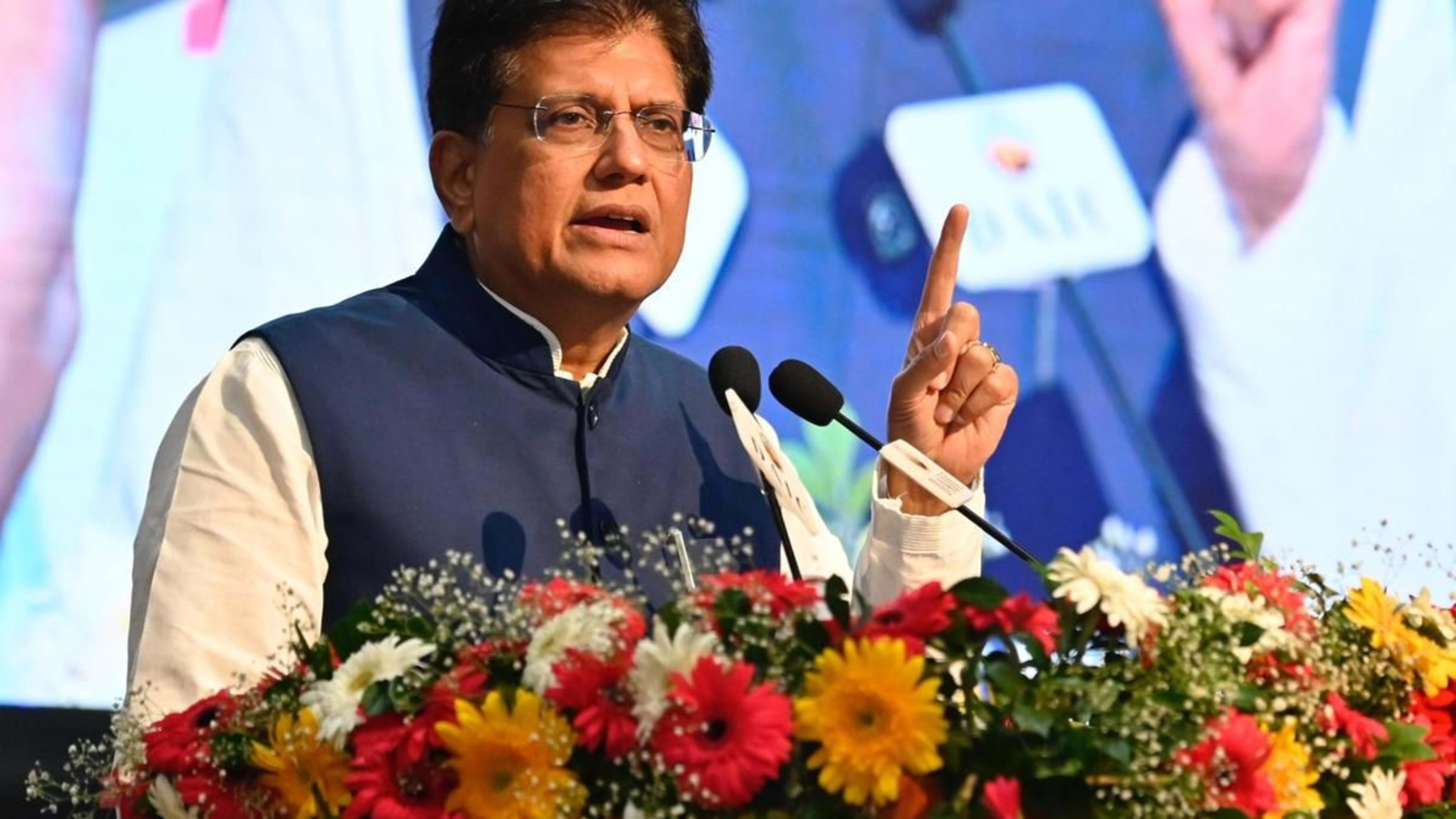 'मेड इन इंडिया' को बढ़ावा दें, विदेशी सामानों को कहें ना: पीयूष गोयल