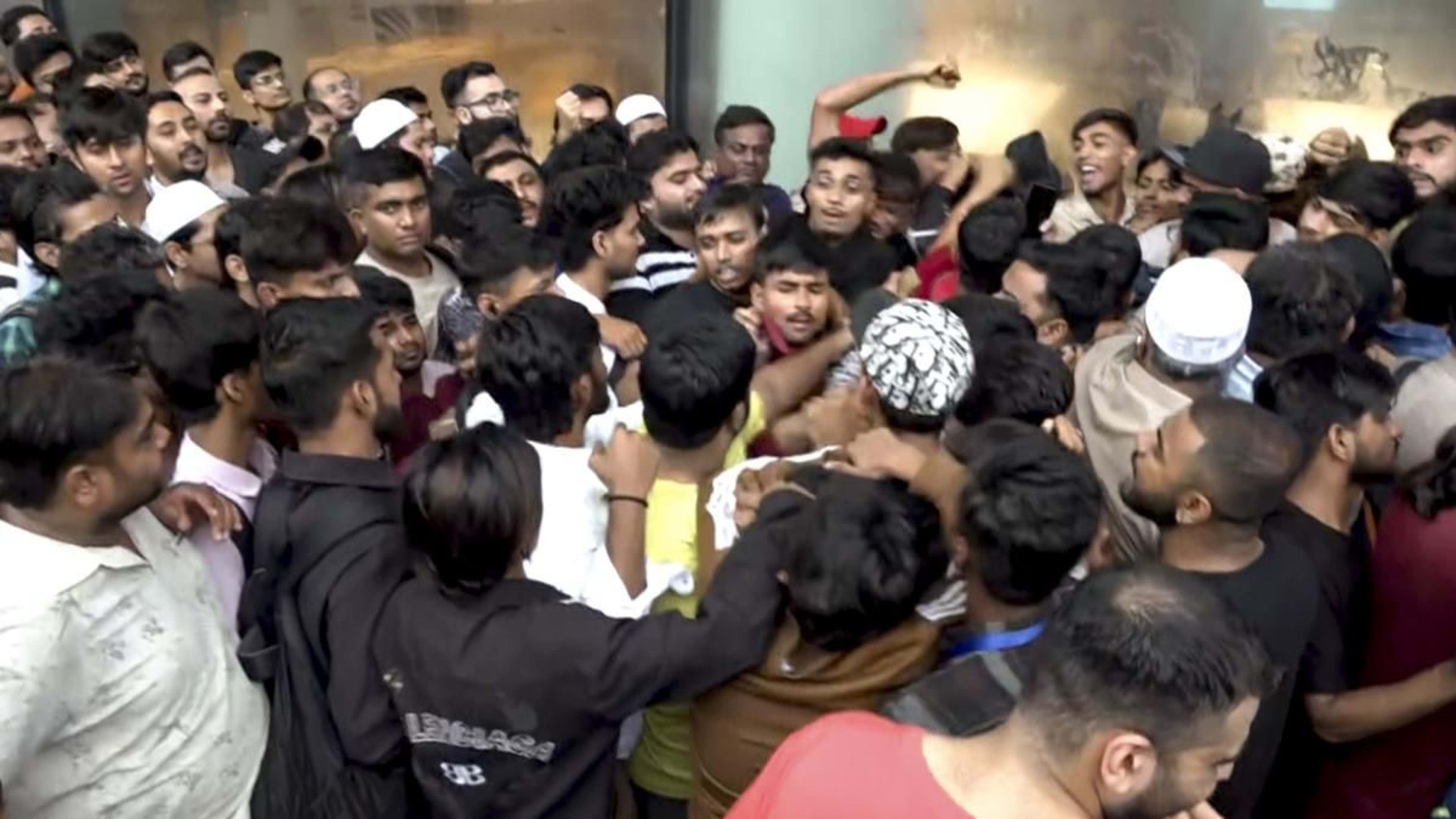 भारत में iPhone 17 सीरीज़ की बिक्री शुरू, स्टोर्स पर उमड़ी ग्राहकों की भीड़
