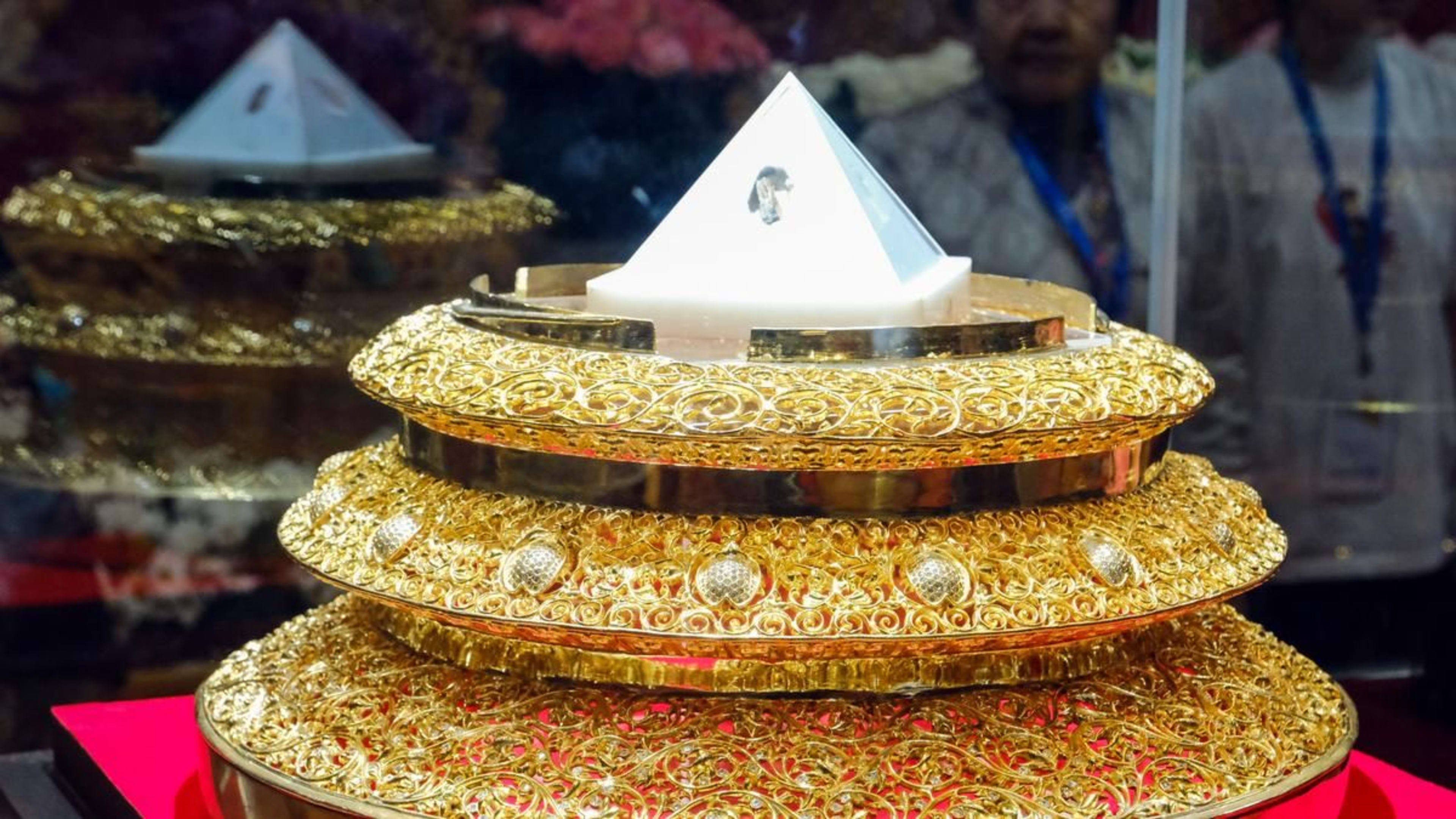 रूस के कलमिकिया में बुद्ध के पवित्र अवशेषों के दर्शन को उमड़ी भीड़