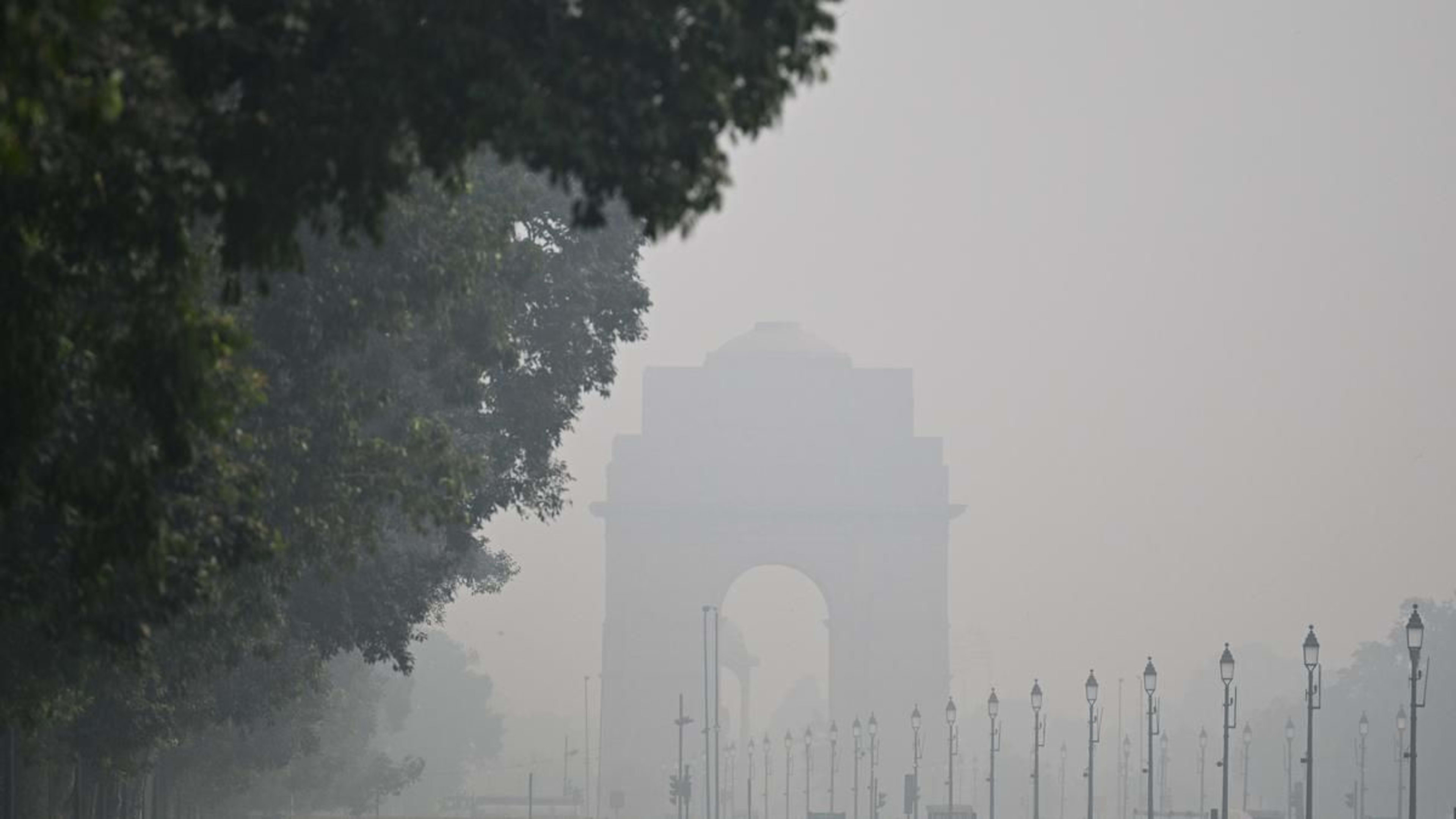 दिल्ली में जहरीली हुई हवा, अस्पतालों में बढ़े सांस के मरीज; डॉक्टर ने दी खास सलाह