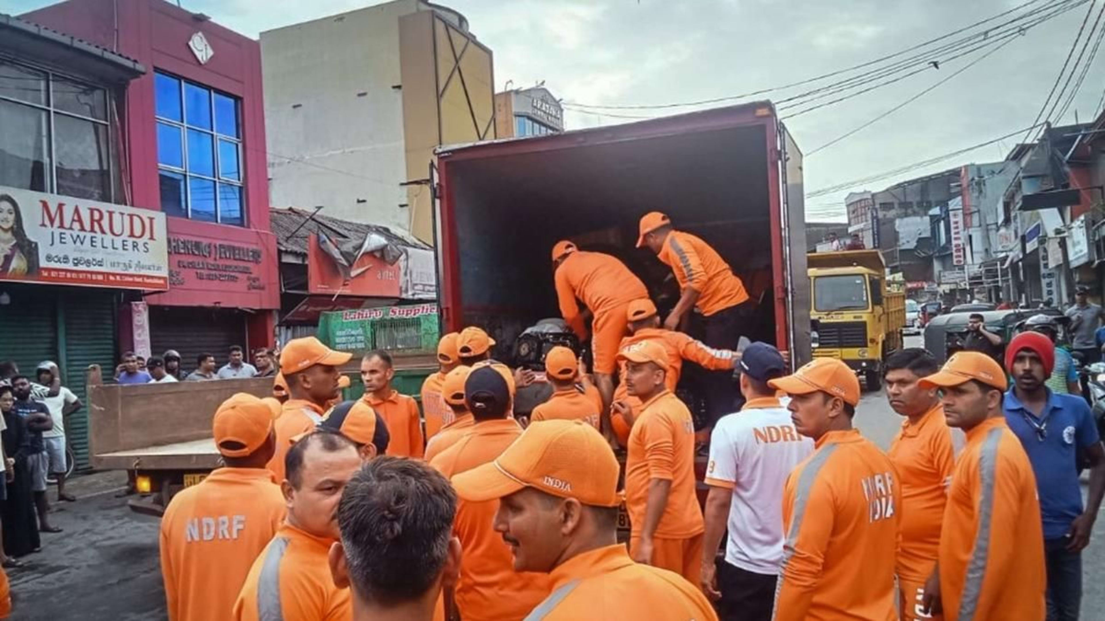 श्रीलंका में चक्रवात 'दितवा' का कहर: भारत ने तेज की मदद, कई जहाजों और विमानों से भेजी राहत सामग्री