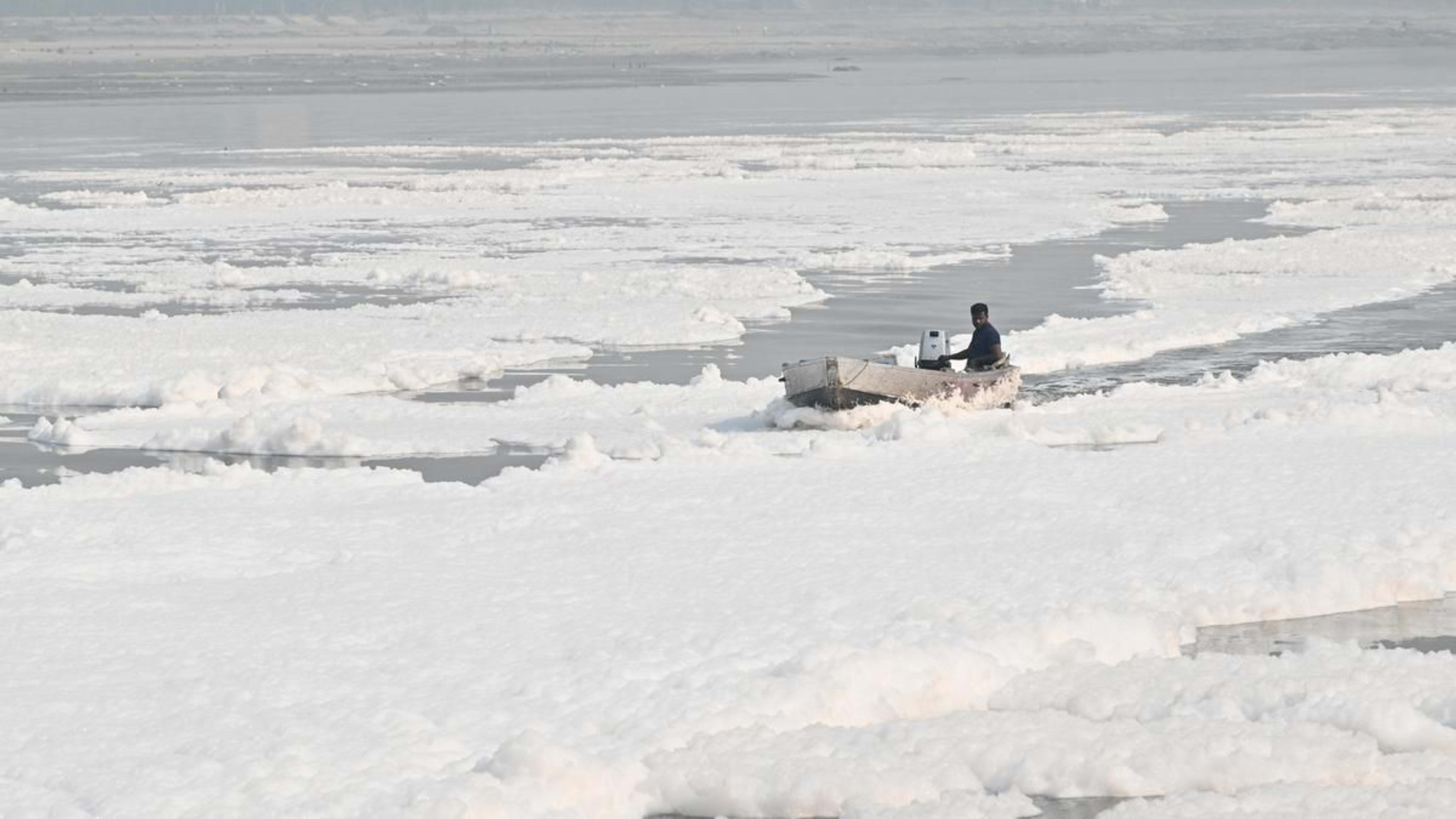 यमुना प्रदूषण पर सरकार का बयान: 'अनुपचारित सीवेज, कचरा और देरी' हैं मुख्य वजहें