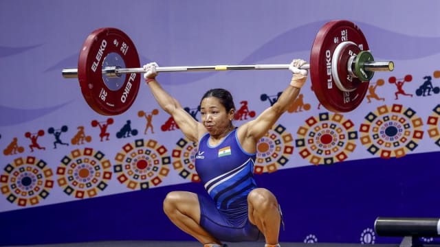 मीराबाई चानू ने विश्व वेटलिफ्टिंग चैंपियनशिप में जीता रजत पदक