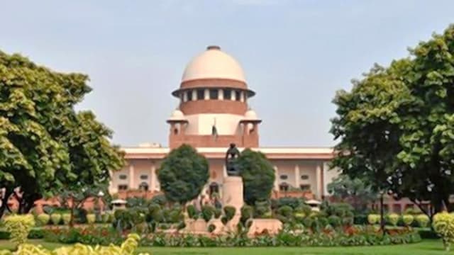 सुप्रीम कोर्ट में चीफ जस्टिस की बेंच पर फेंके गए कागज़, CJI ने दिखाया संयम
