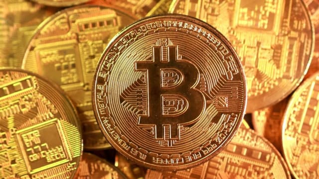 ट्रंप ने बढ़ाई चीन पर पाबंदियां, बिटकॉइन $104,782 पर पहुंचा