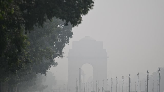 दिल्ली में जहरीली हुई हवा, अस्पतालों में बढ़े सांस के मरीज; डॉक्टर ने दी खास सलाह