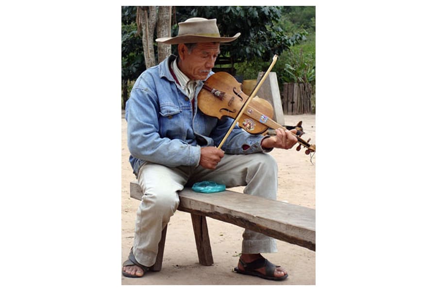 Intérprete de violín del sur de Bolivia Violín tradicional de América Latina