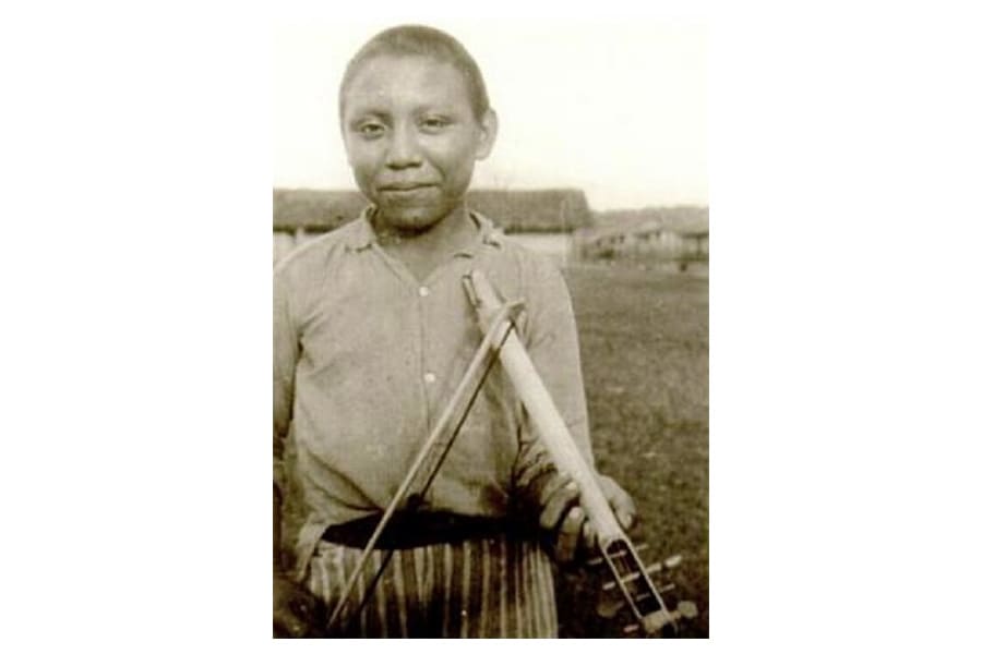 Muchacho Guarayo con un violín de caña Violín tradicional de América Latina