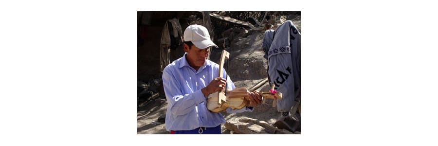 Intérprete de violín de las tierras altas bolivianas Violín tradicional de América Latina