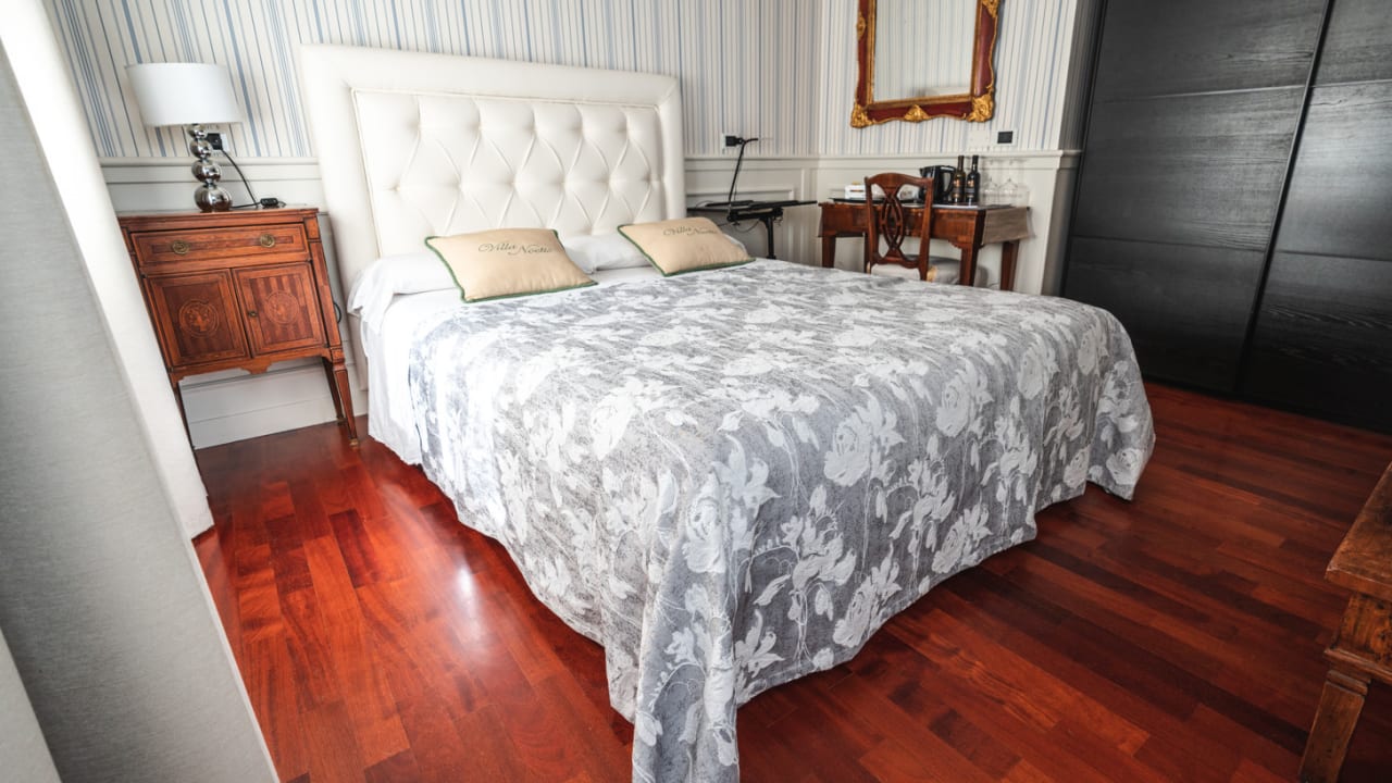 Franco Arredamenti - Letto Noctis mod. Manuel 120x190 rete fissa  rivestimento in pelle colore Zucchero, piedi obliqui h.11 bianco. -  NOCTISXLT466H30MBPC