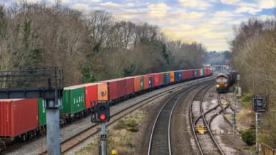 A Rail Freight goods cargo train in the UK.png