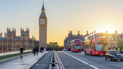 Double-decker buses on Westminster bridge.png