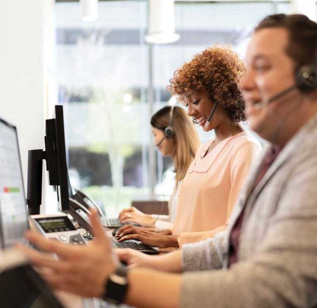 Call-Center Mitarbeiter, die gerade am Telefonieren sind