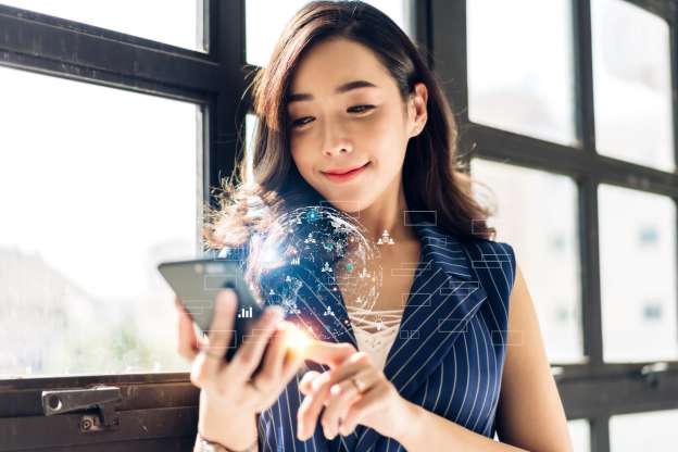 Gesch&auml;ftsfrau surft im Internet