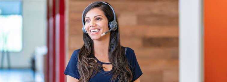 EIne Frau telefoniert mit dem Cisco Headset