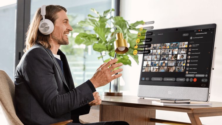 Mann, der im Homeoffice eine Videokonferenz mit Webex führt