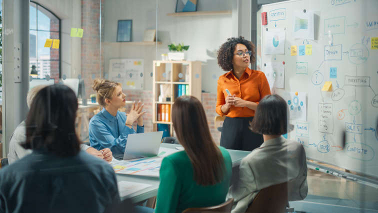 Mitarbeiter führen im Konferenzraum ein Brainstorming durch