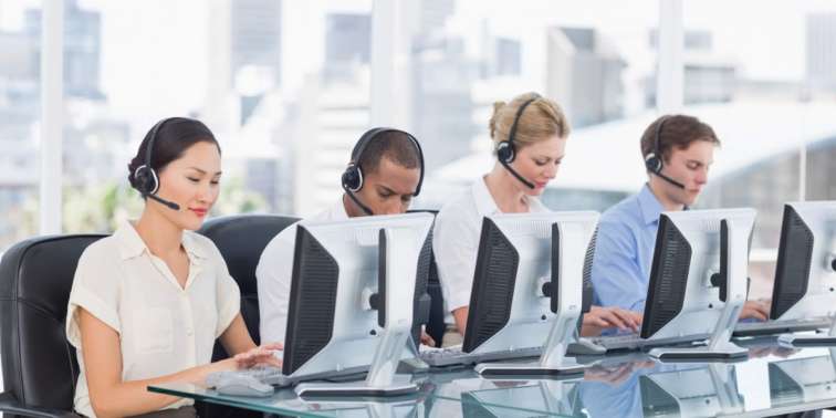 Call-Center Agenten am Arbeitsplatz