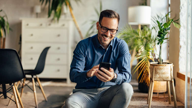 Mann tätigt im Homeoffice einen Anruf über das Internet.