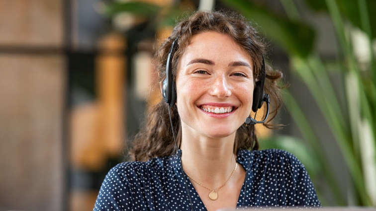 Mitarbeiterin eines Customer Care Centers