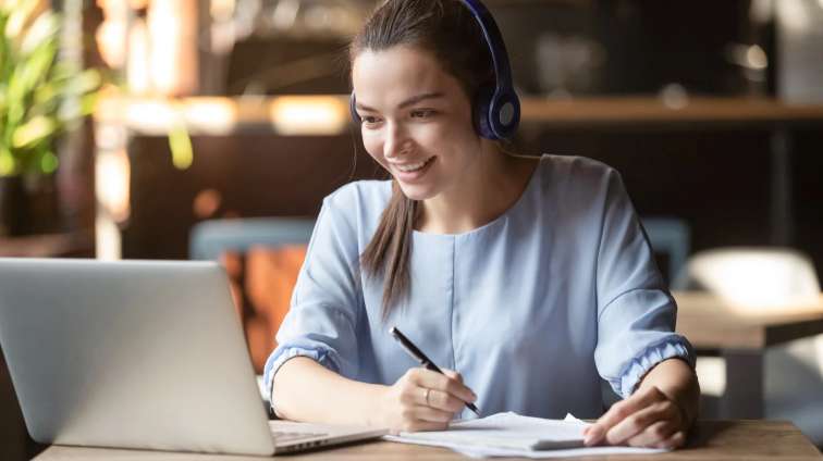 Frau, die mittels Telefon Software über ihren PC telefoniert