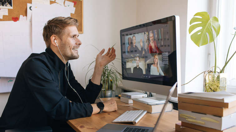 Mann hält Videokonferenz im Homeoffice ab