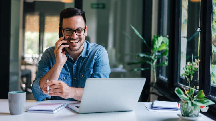 Mann, der über Voice over IP in seinem Homeoffice telefoniert