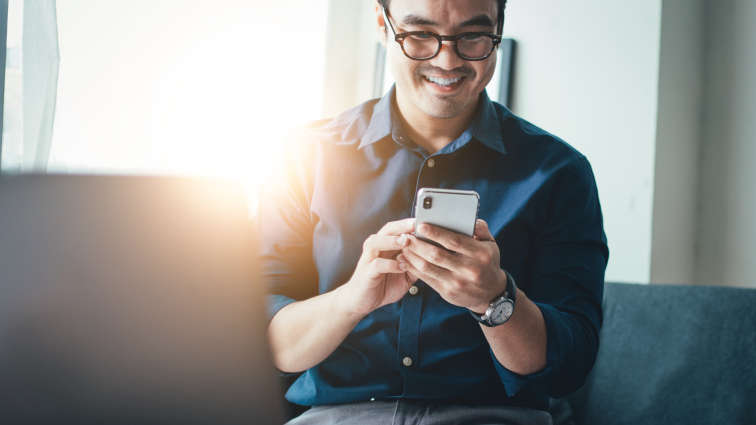 Mann beim Telefonieren im Homeoffice