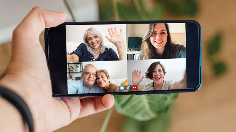 Videocall mit Freunden und Familie über das Handy