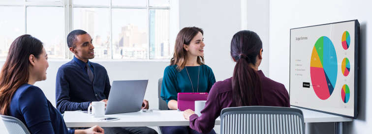 Ein Team nutzt digitale Tools im Präsenz-Meeting