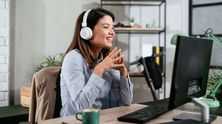 Frau, die über die Cloud am PC telefoniert