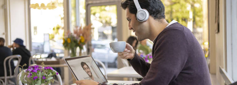 Videokonferenz im Café mit Cisco Webex