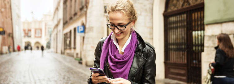 Eine Frau greift über ihr Mobiltelefon auf das Internet zu