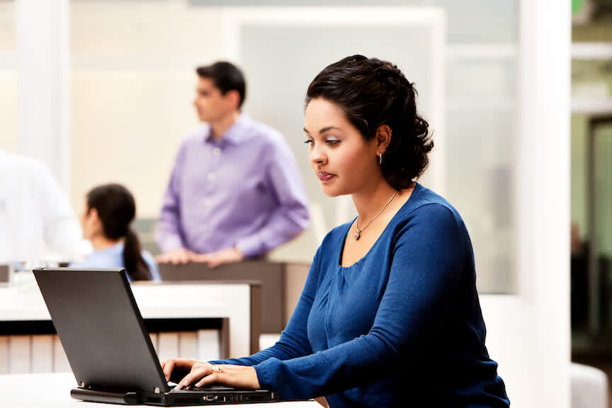 Eine Frau kommuniziert über ihren Computer