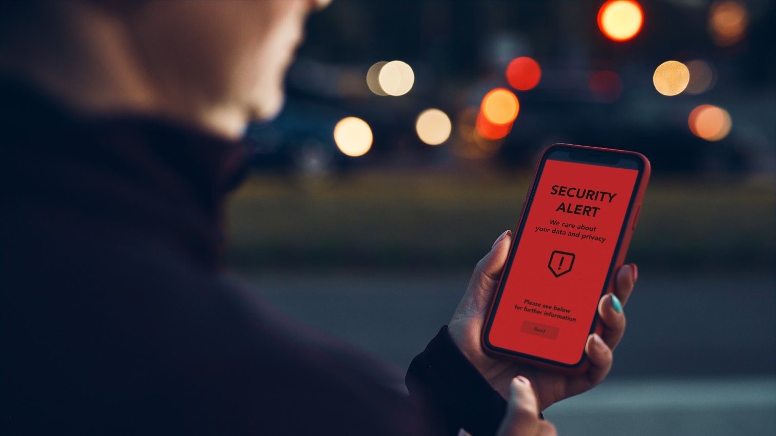 Frau, die eine Sicherheitsnachricht auf ihrem Handy erhält