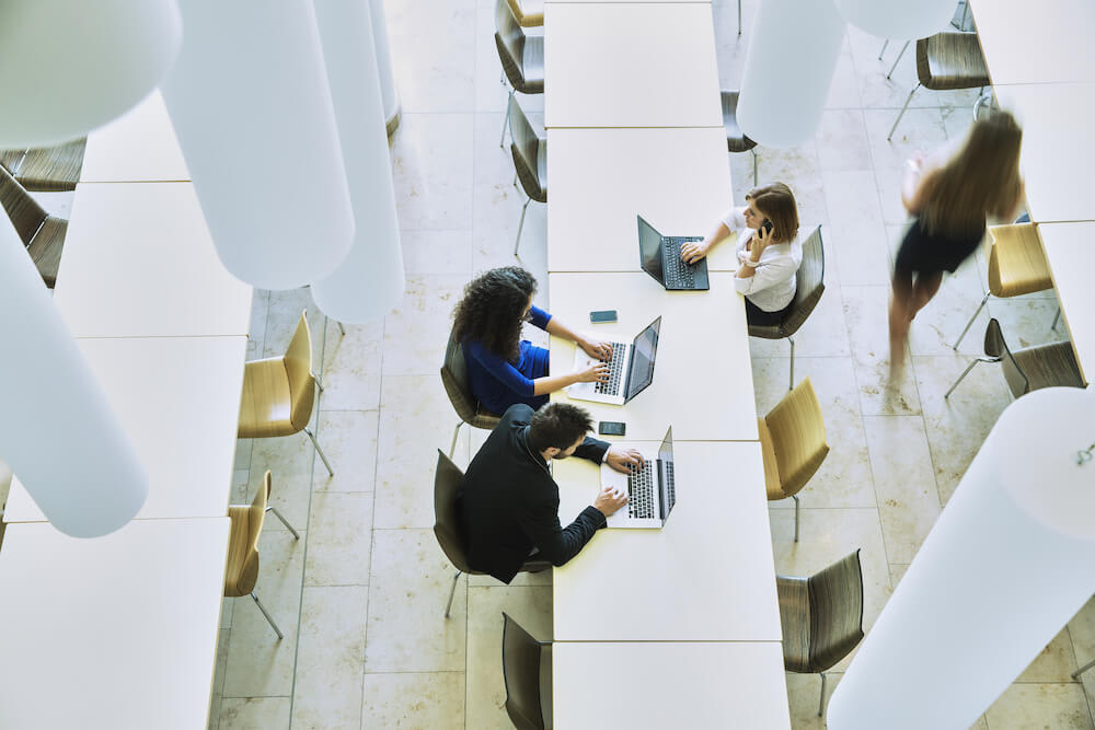 Digitales Büro mit Laptop und wechselnden Arbeitsplätzen