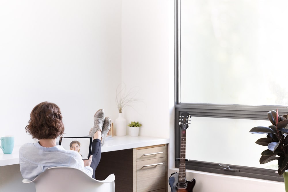 Frau sitzt entspannt im Homeoffice