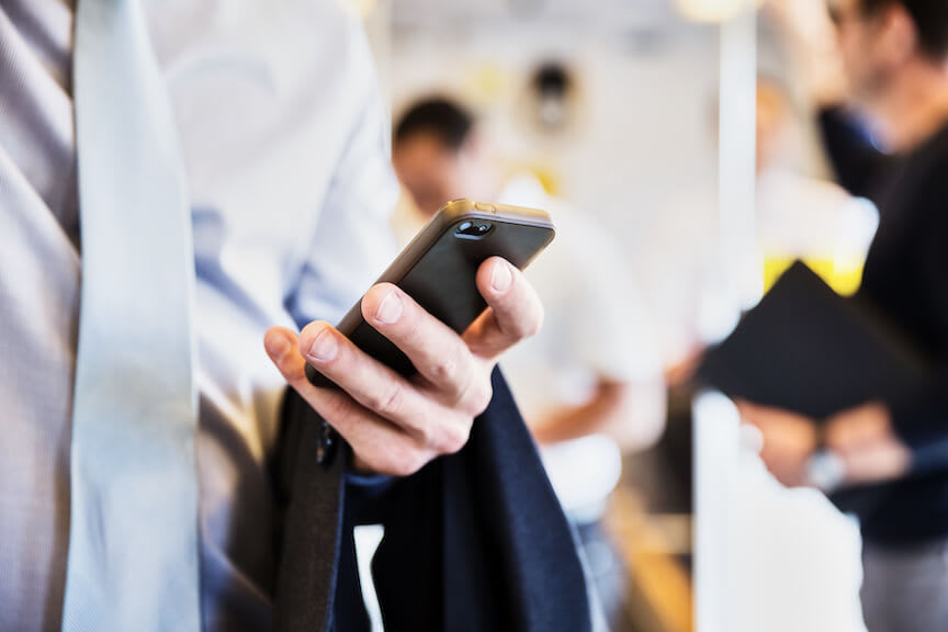 Ein Fax wird per Fax-App auf dem Mobiltelefon abgerufen