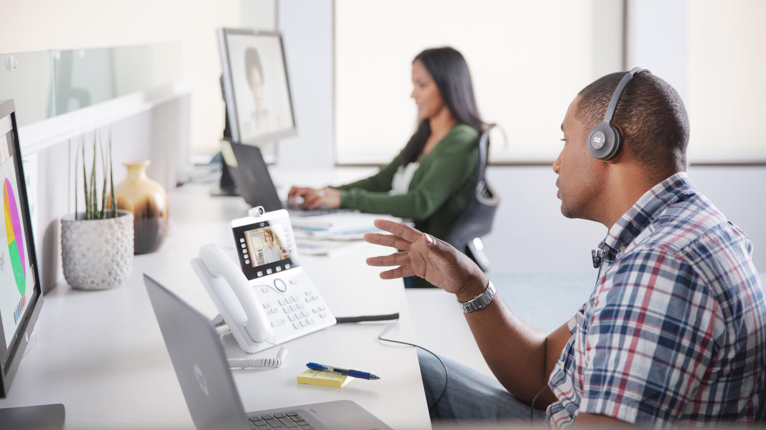 Mann führt Videokonferenz über IP-Telefon