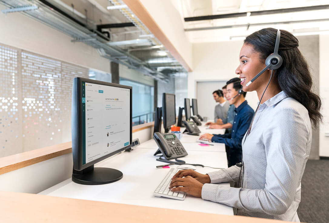 Frau arbeitet am Computer