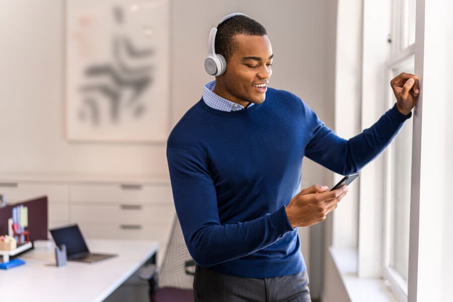 Mann führt Telefongespräch übers Handy