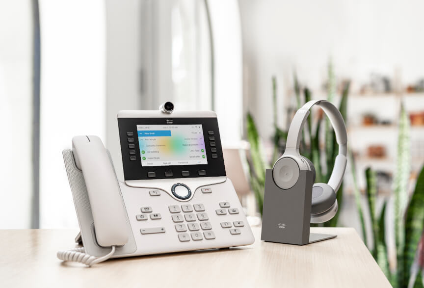 IP-Telefon und Headset auf dem Büroschreibtisch